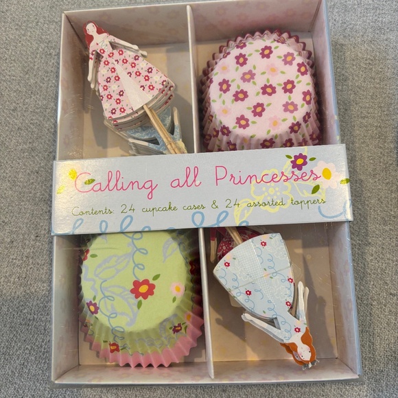 Meri Meri "Calling All Princesses" Cupcakes, Plates, Garland and Invitations - Picture 2 of 10